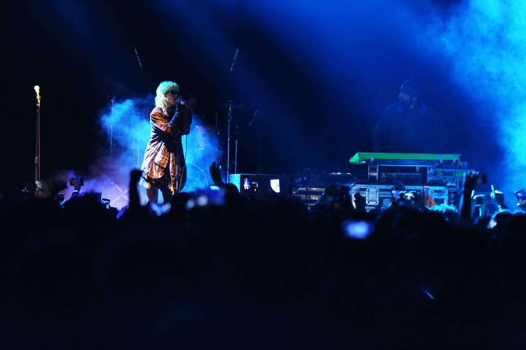 crystal castles en el plaza