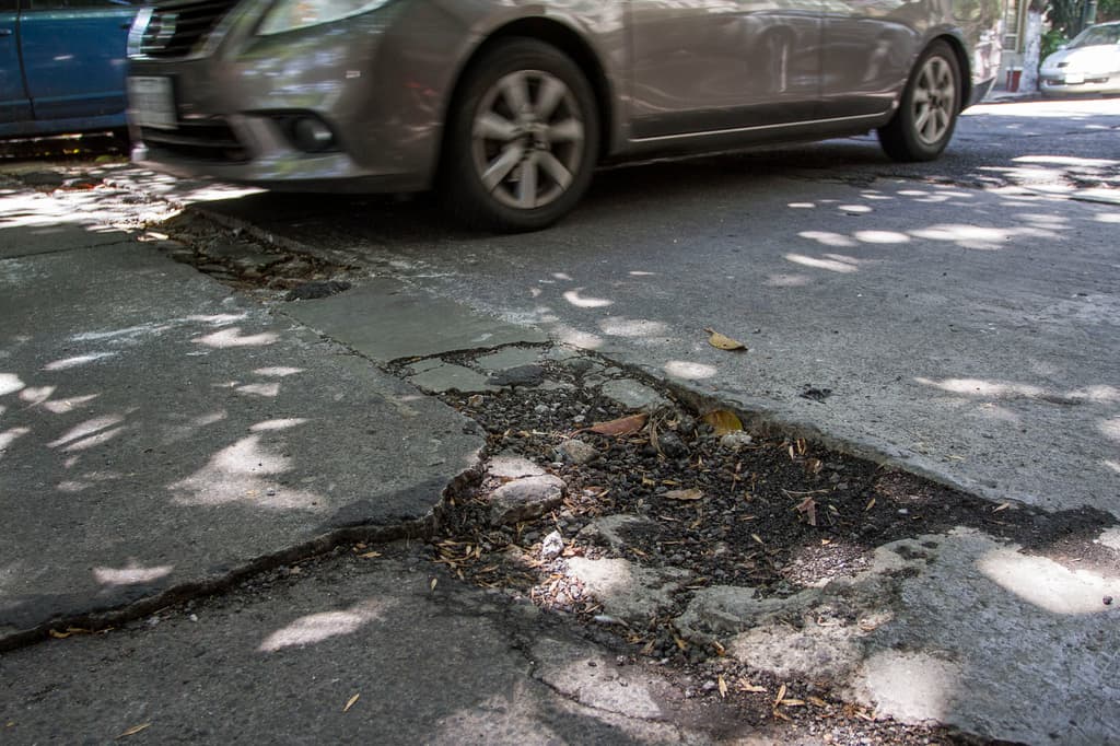 ¿El número para reportar el daño en tu auto no sirve? Te explicamos qué puedes hacer para exigir el pago por baches en la CDMX.
