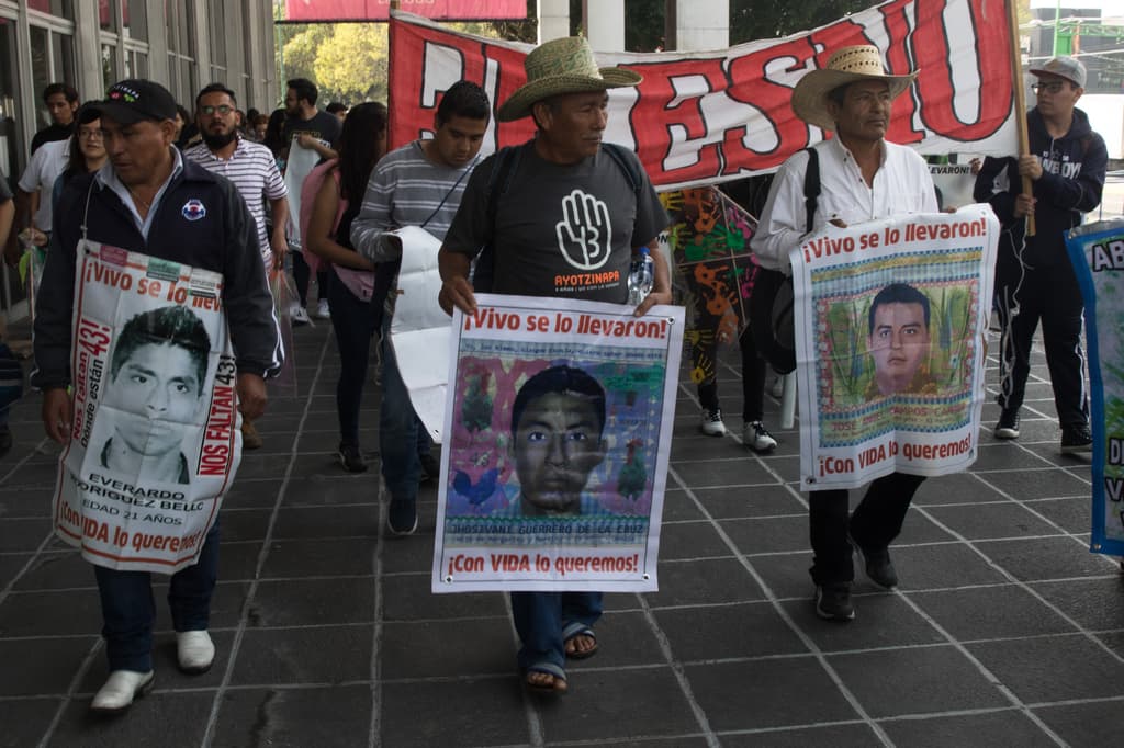 padres de los normalistas de Ayotzinapa marcharon