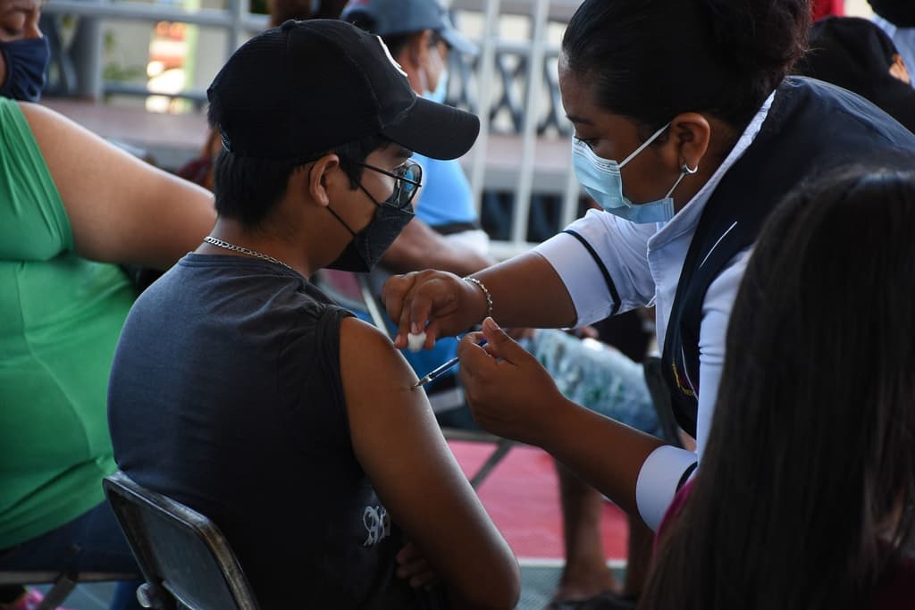 vacunación a adolescentes