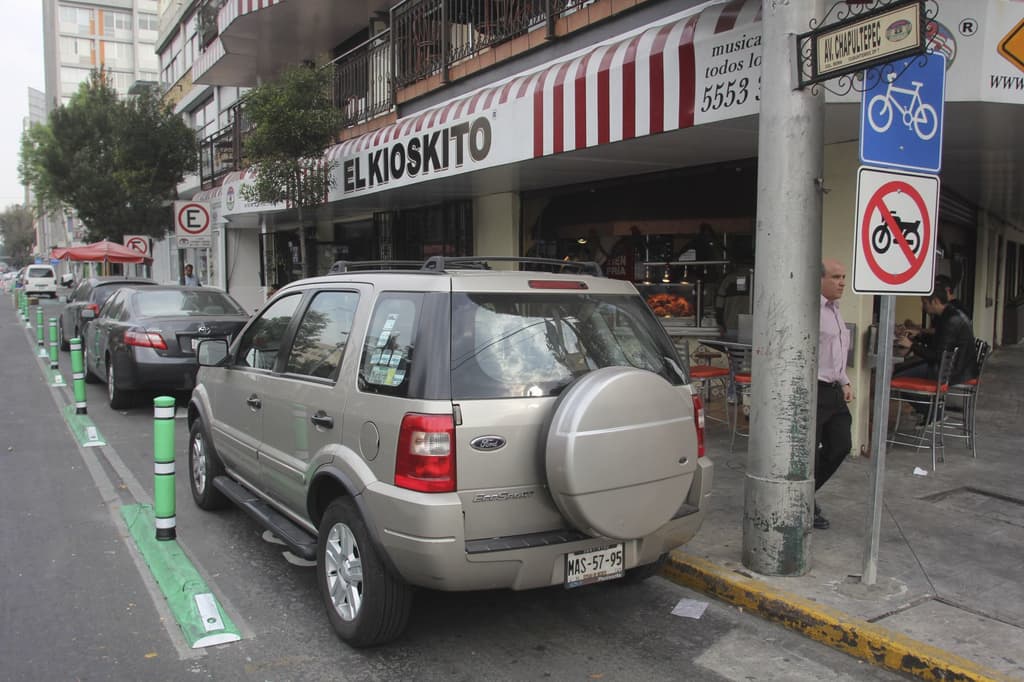 multa por estacionarse frente a una casa