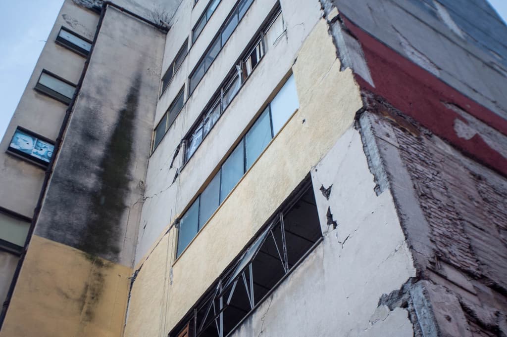edificios con daños tras el sismo