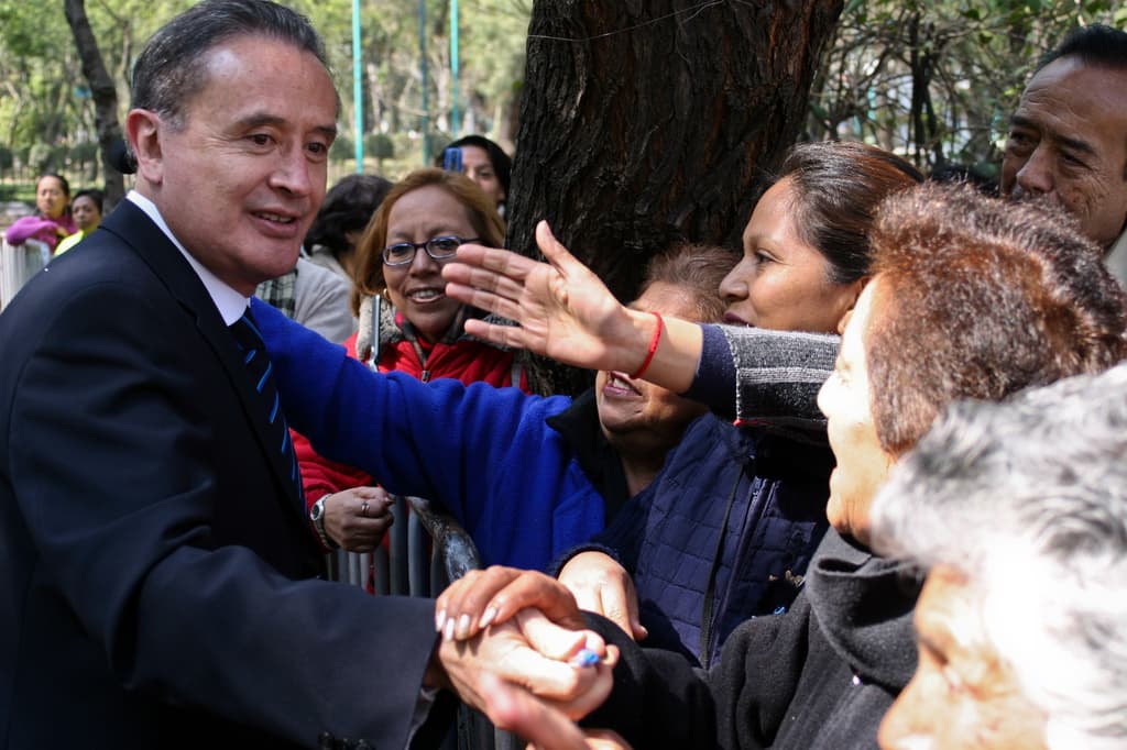 Ricardo Rocha en parque de los periodistas ilustres