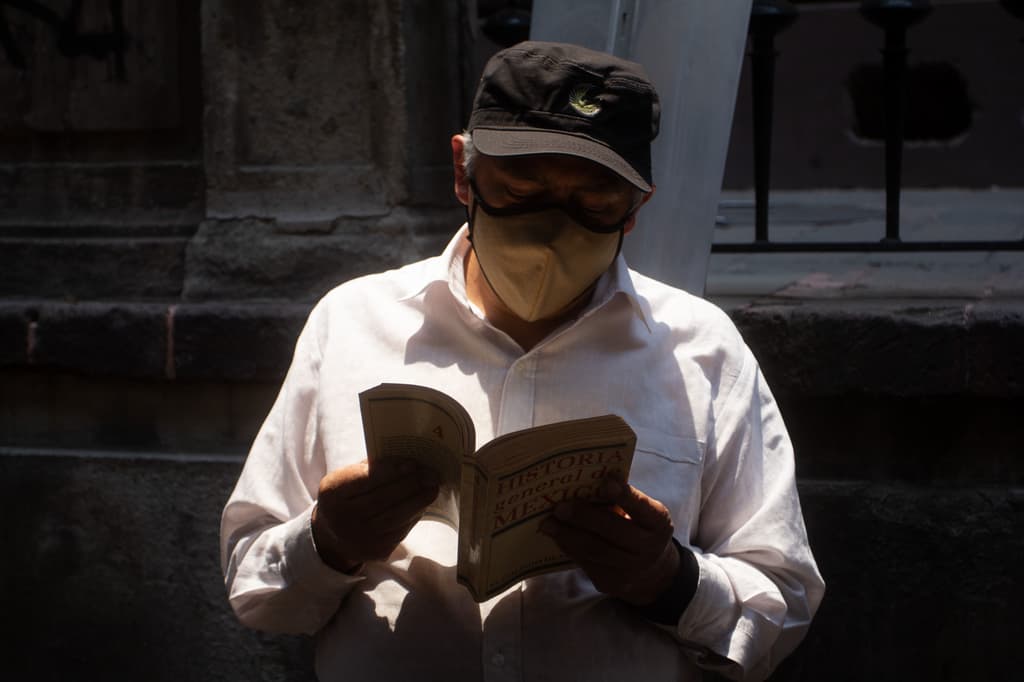 Un señor lee en una calle de la CDMX. Foto: Graciela López / Cuartoscuro