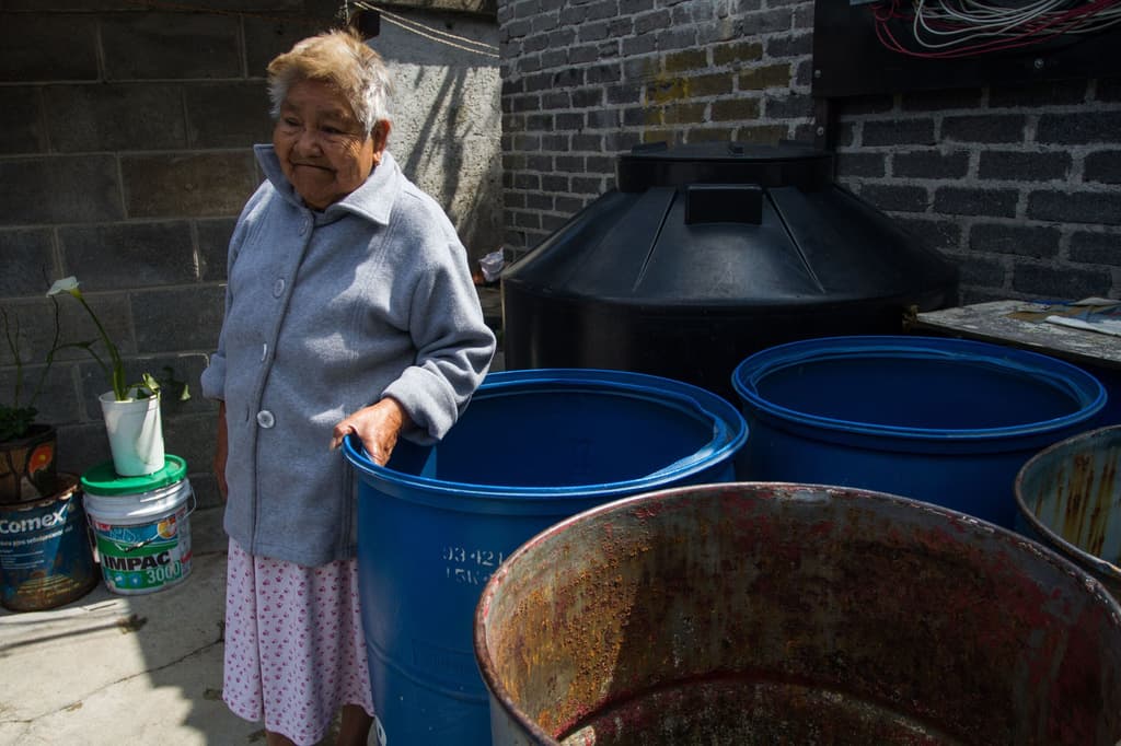 Una señora espera la pipa a falta de agua en el campamento "El Polvorín", en la colonia Miguel Hidalgo 4a Sección. Para 2024 se espera más reducción del agua en la CDMX. Foto: Isaac Esquivel/CUARTOSCURO.COM
