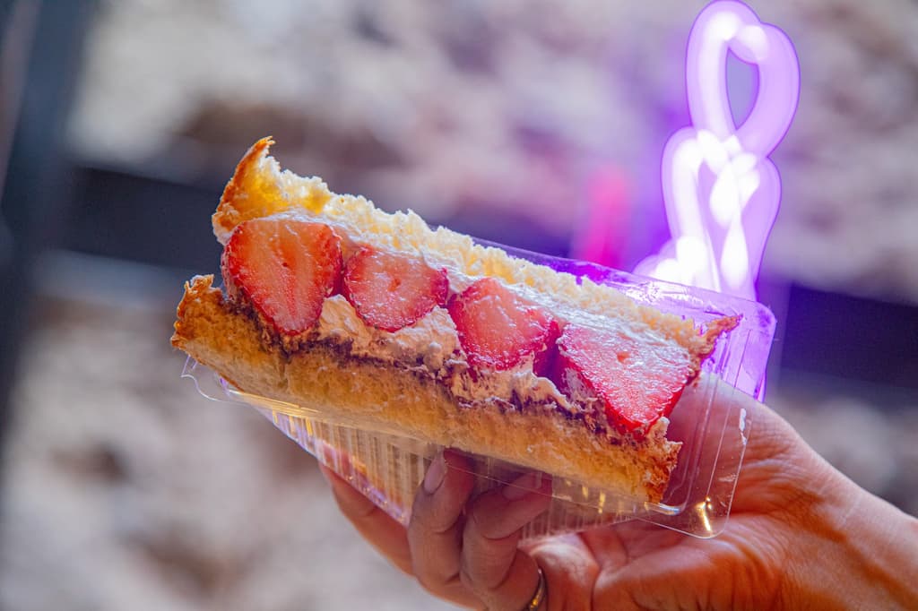 Sando dulce relleno de nutella, fresas y chantilly.