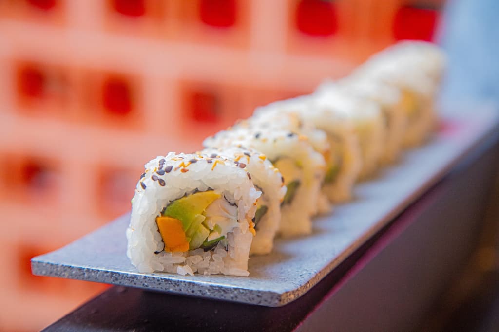 Rollo de sushi relleno de pepino y aguacate, otro de los básicos de la comida asiática.