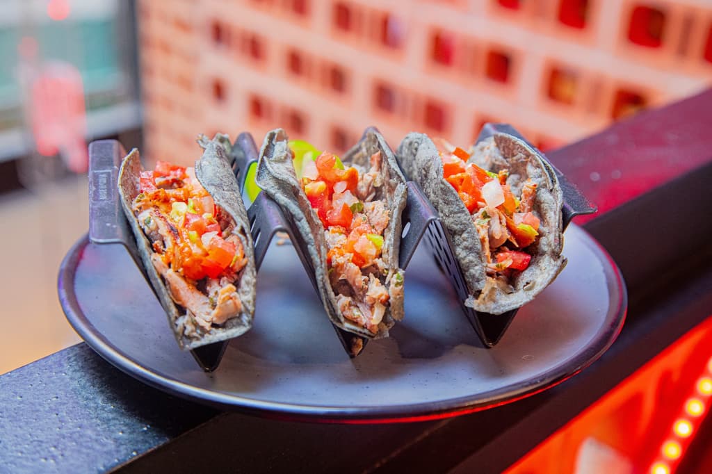 Tacos de pastor en tortilla azul de Tako- Nory en el Mercado Barrio Chino.