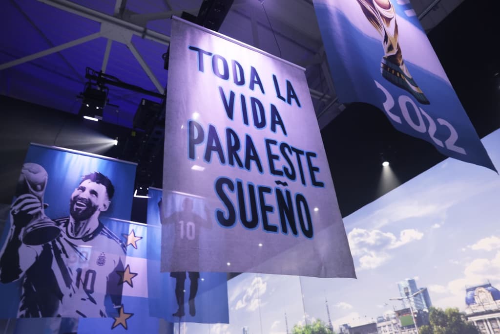 Banderines con frases e imágenes de Lionel Messi en la experiencia inmersiva.