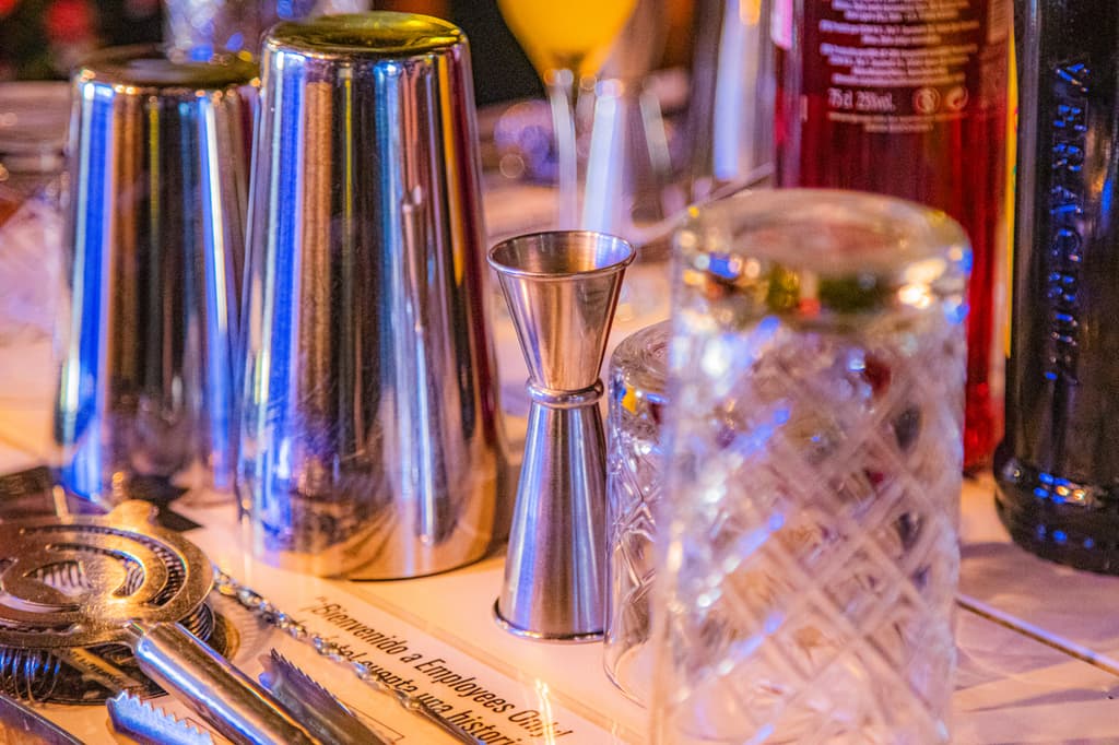 cocteles mixología employees only