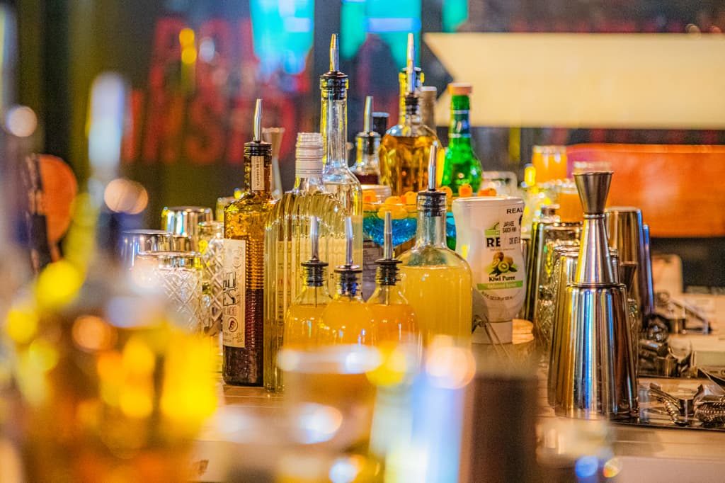 cocteles mixología employees only