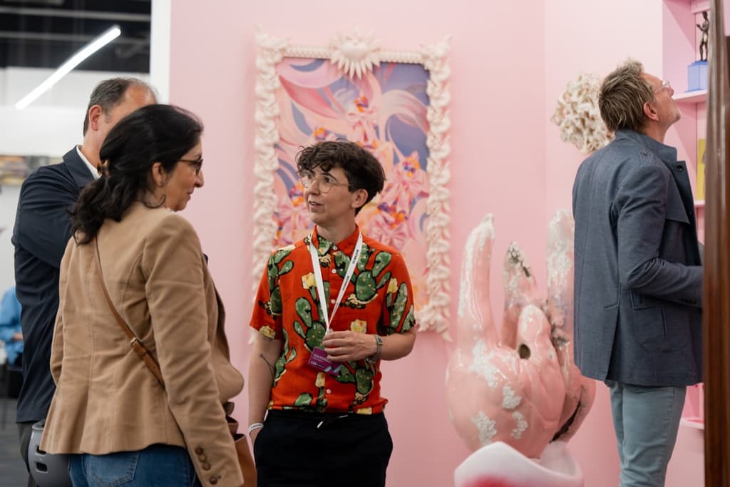 Personas en una feria de arte en CDMX.