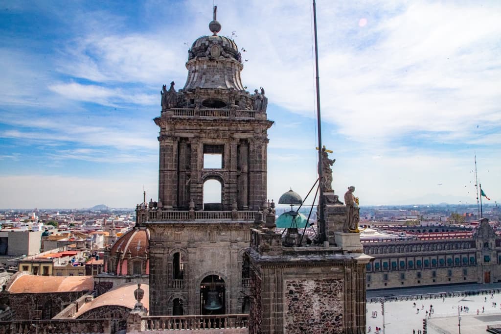Desde las alturas del Zócalo: así es el campanario de la Catedral Metropolitana de la CDMX