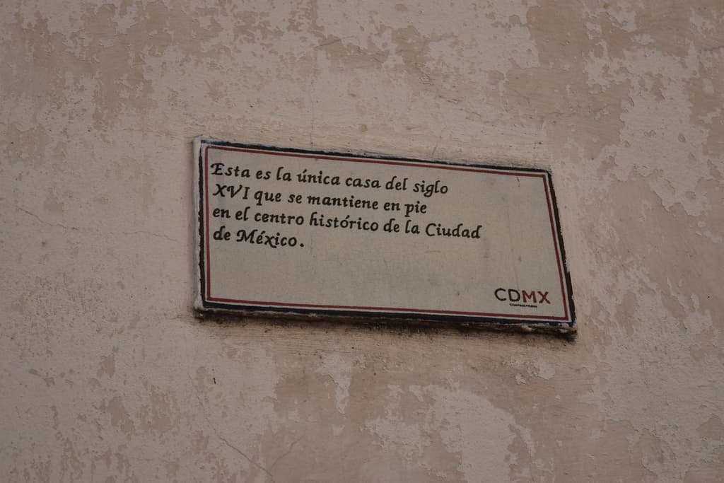 Placa que indica que Casa Manzanares es la casa más antigua de la CDMX.