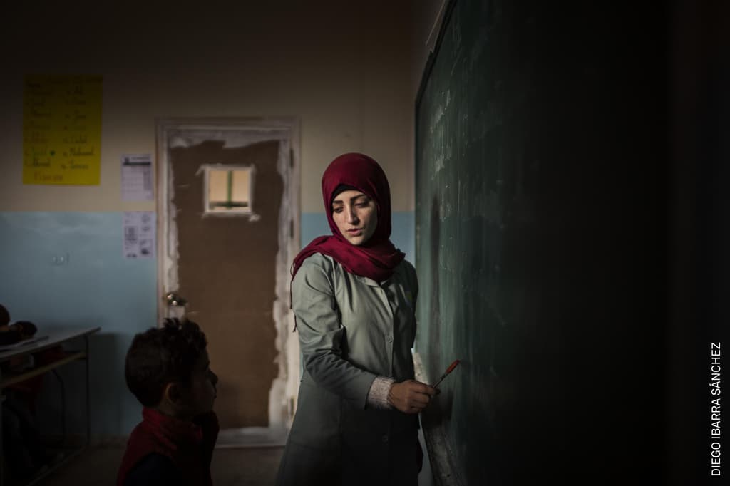 Un joven refugiado sirio asiste a clases en las afueras de Arsal, Líbano. La falta de recursos, restricciones migratorias y las consecuencias del desplazamiento impiden que miles de niños refugiados accedan a la educación.