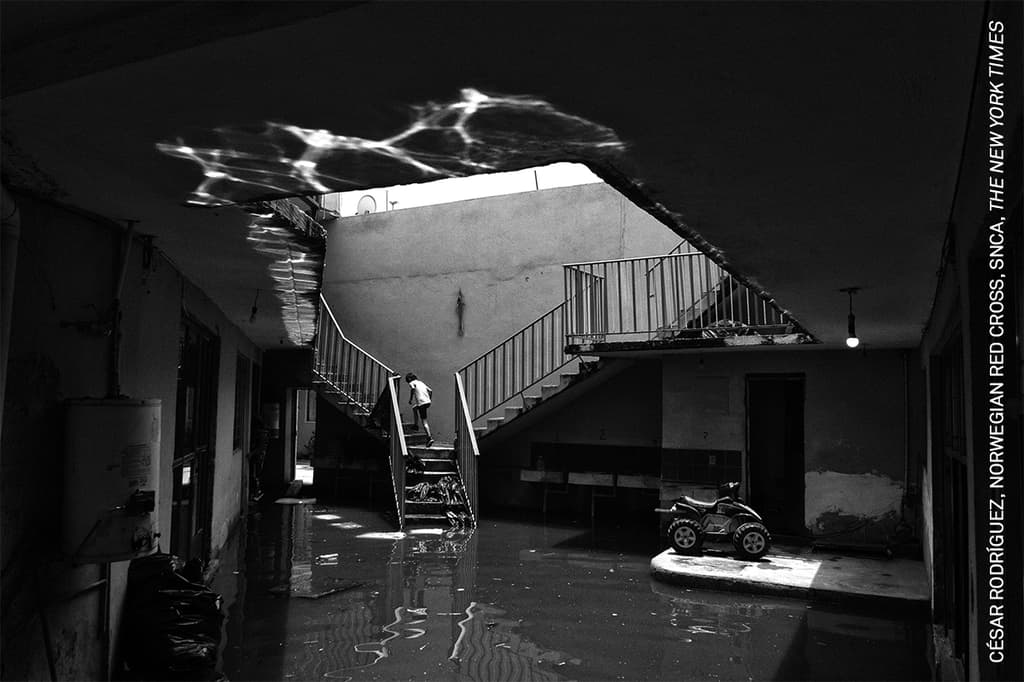 Un niño corre hacia el segundo piso de una vivienda parcialmente inundada en Chalco, Estado de México. Las inundaciones de 2024 afectaron a más de 7 mil personas, muchas de las cuales perdieron pertenencias y recuerdos familiares. Foto: César Rodríguez / World Press Photo 2026.