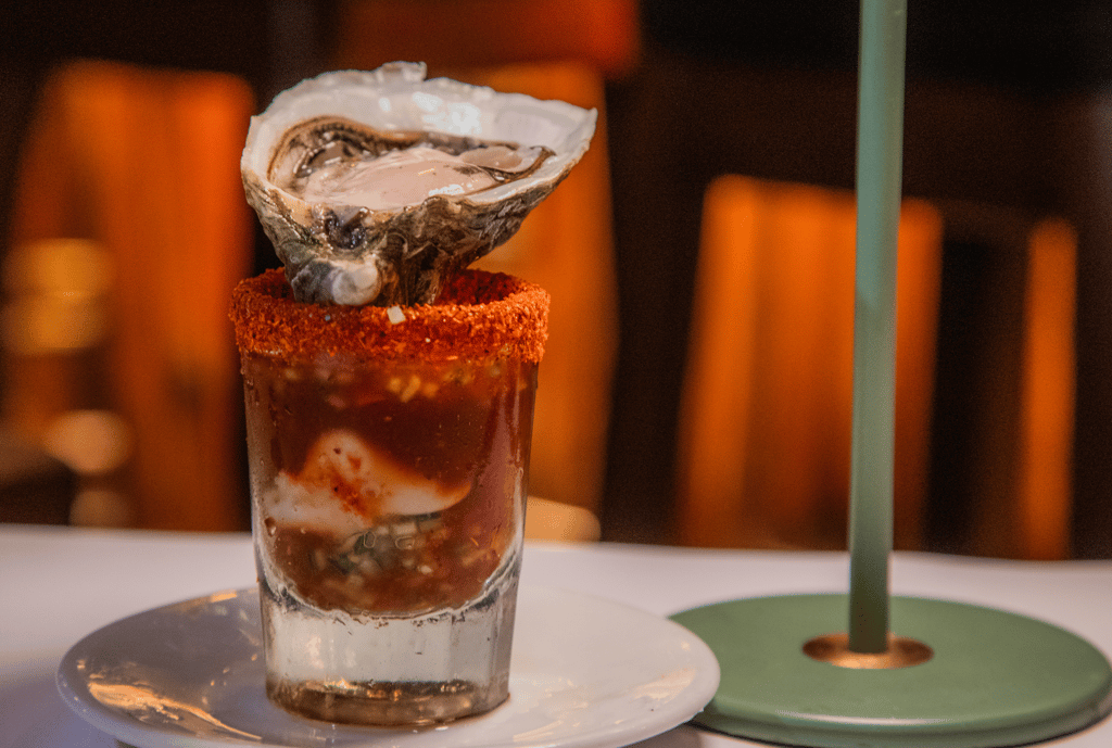 Barra de cocteles y platillos de mar en Salón Ríos | Foto: Rafael Amed