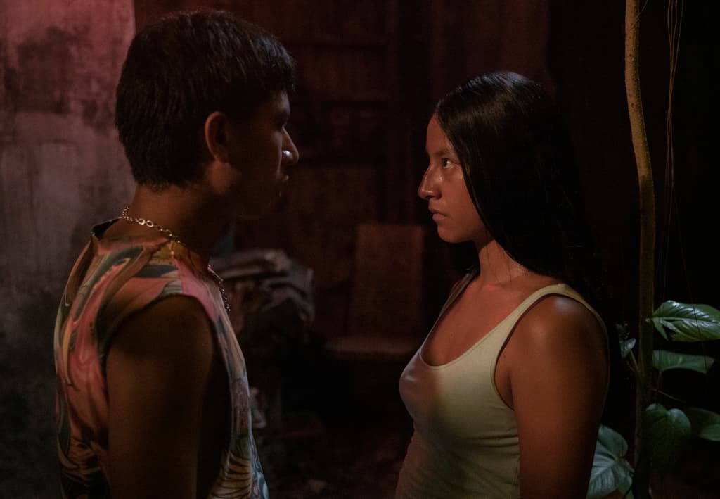 Ernesto Melendez es Brando, Paloma Alvarado es Yesenia en 'Temporada de Huracanes'. Foto: Camila Jurado / Netflix @2023.