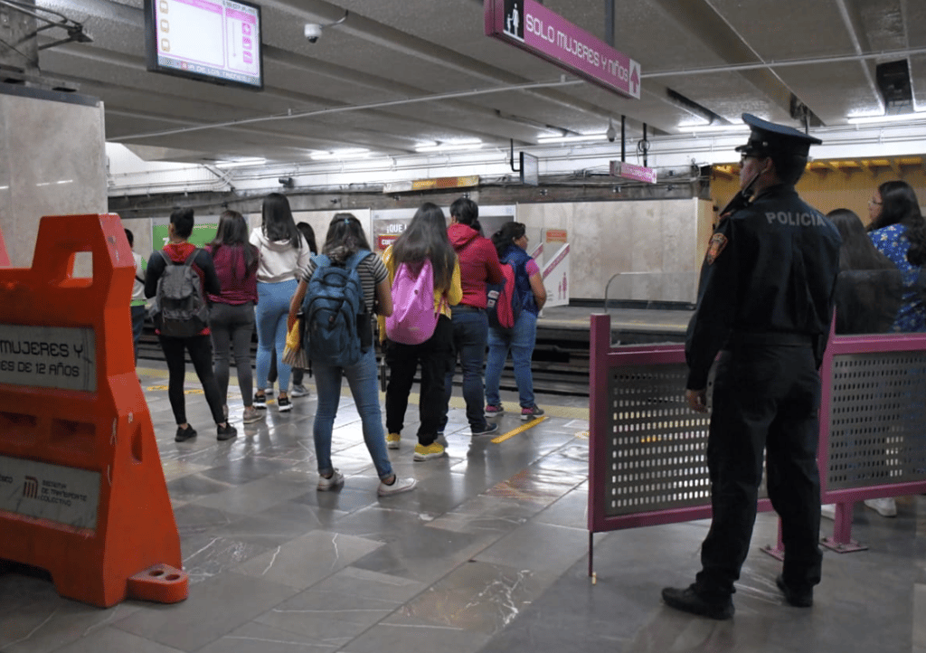 hombres que invadan vagones exclusivos