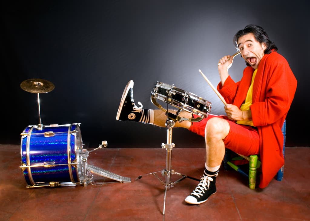 Retrato de Perico el Payaso Loco con una batería. Artista del Festival de la Risa en CDMX.