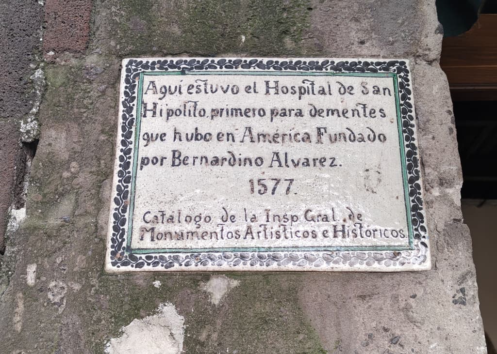 placa del antiguo Hospital de San Hipólito