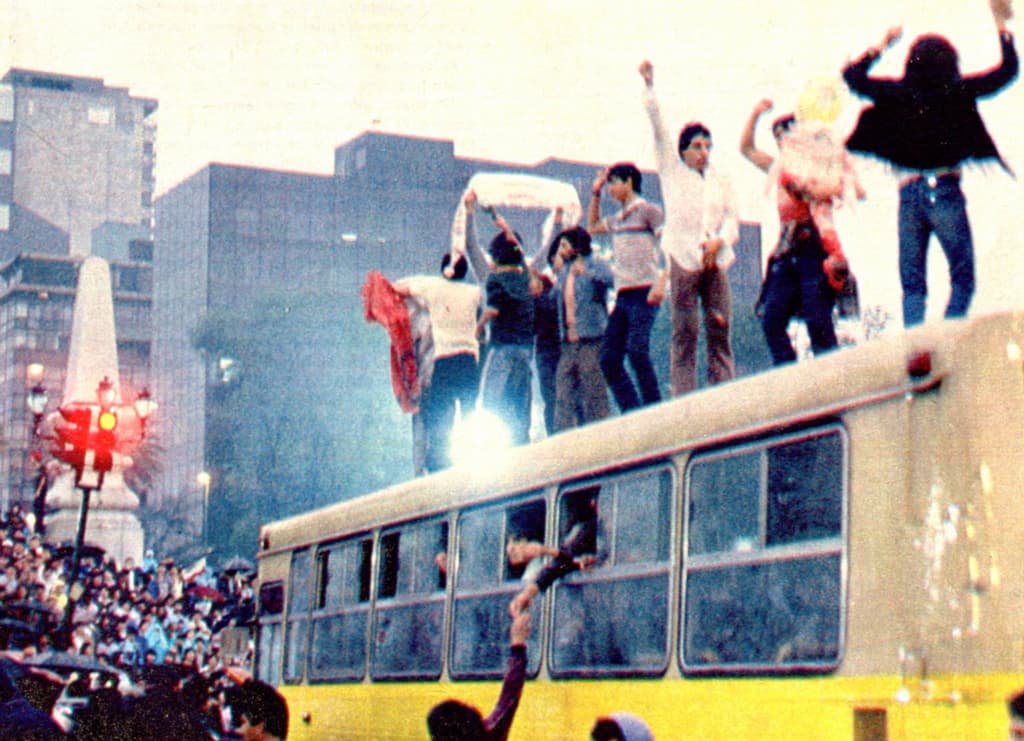 Festejos de aficionados mexicanos en el Ángel de la Independencia durante el Mundial de 1986. | Foto: CDMX en el tiempo