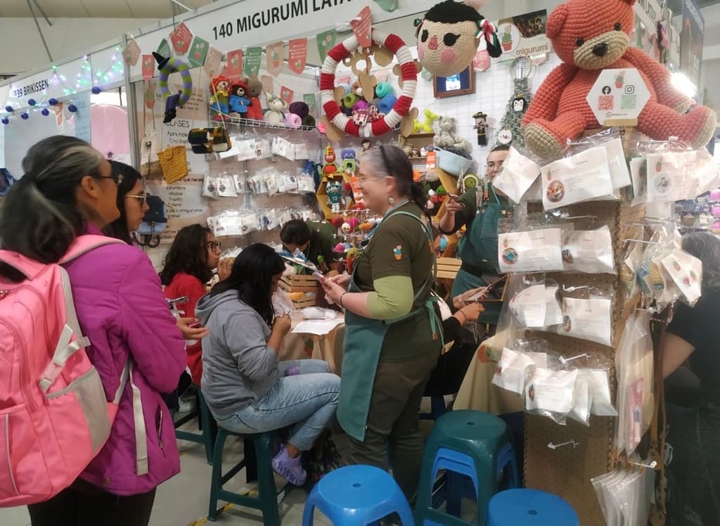 Venta de materiales para manualidades y herramientas creativas en Expo Manualidades.