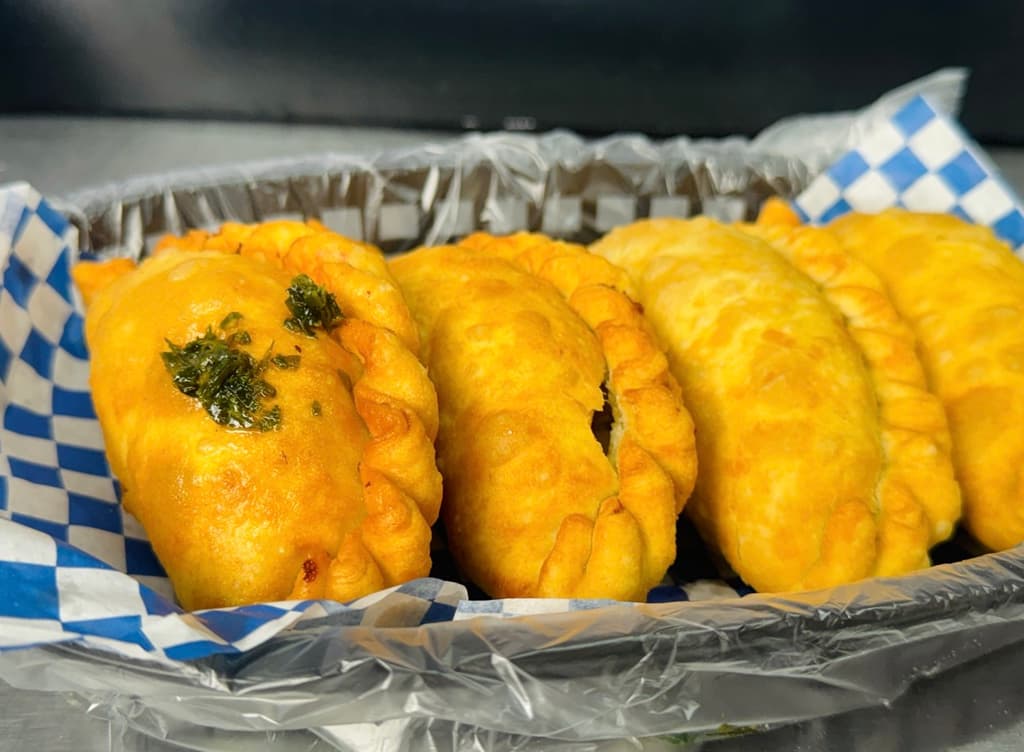 Empanadas argentinas de varios sabores servidas en un plato. Foto: Liz Basaldúa 