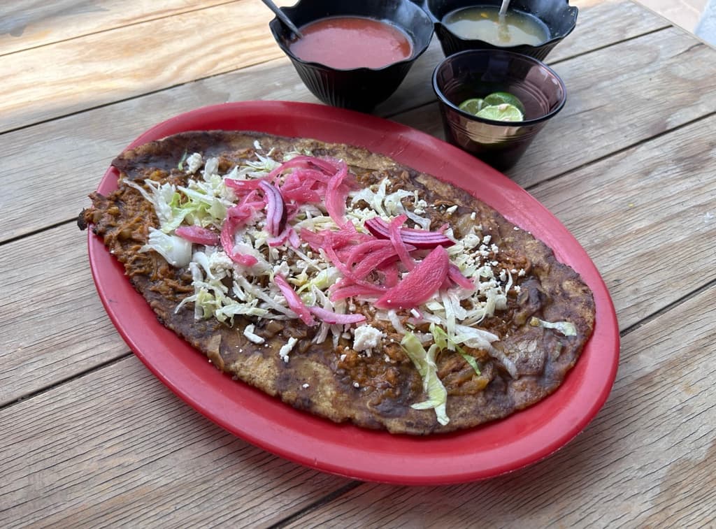 Huarache con cochinita pibil de La Huaracha Sabrosona. |  Foto: Eddy Miguel Ángel