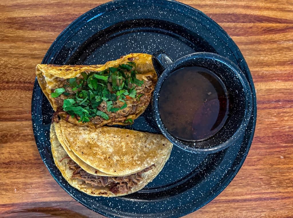 Tacos de birria y consomé.