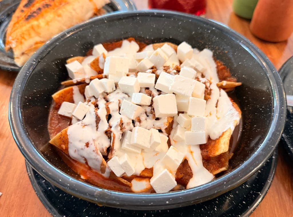 Chilaquiles con birria.