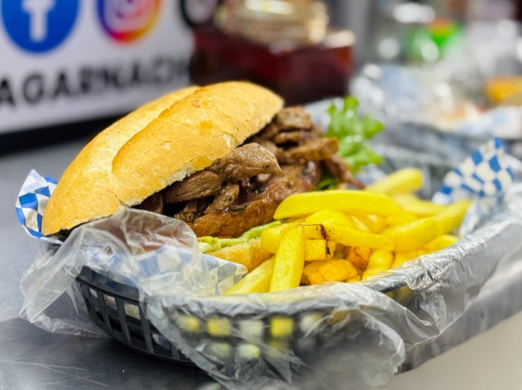 Torta de arrachera servida con papas a la francesa de La Garnacha Argentina. Foto: Liz Basaldúa.