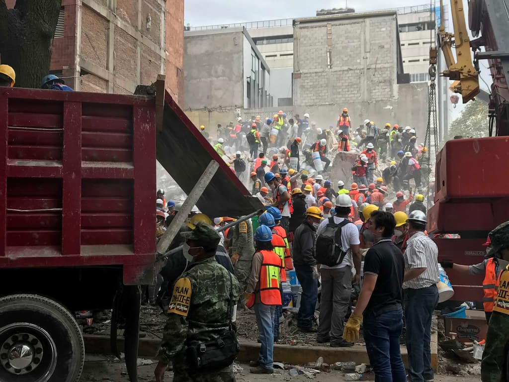 Los brigadistas trabajaban sin descanso para rescatar a los atrapados en Amsterdam y Laredo.