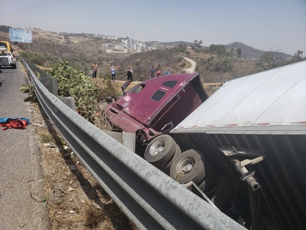 tráiler en la carretera Chamapa-Lechería