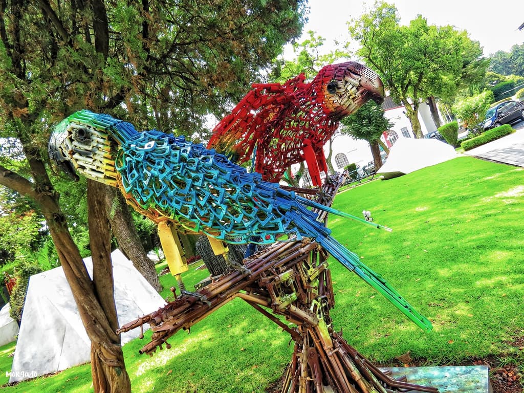 esculturas hechas con armas en Campo Marte