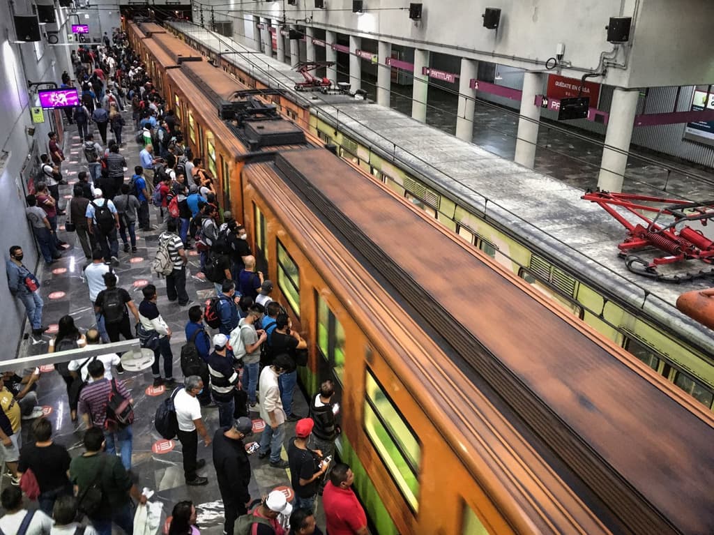 sana distancia en el Metro
