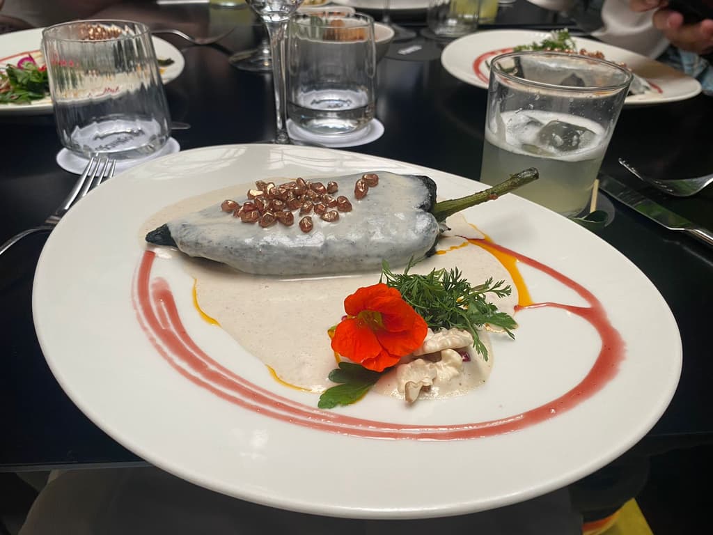 Chile en nogada de Fónico servido en su plato.