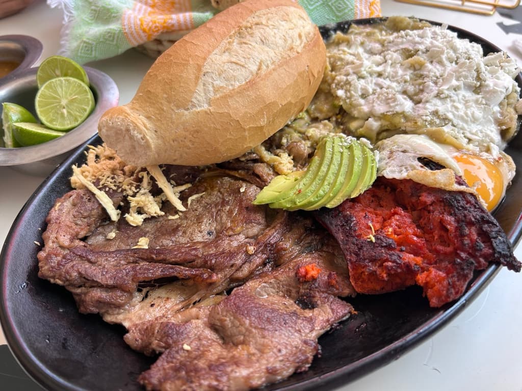 Plato de chilaquiles Rey Tlatoani  en Tlatelolco. ¡Un imperdible!  | Foto: Eddy Miguel Ángel