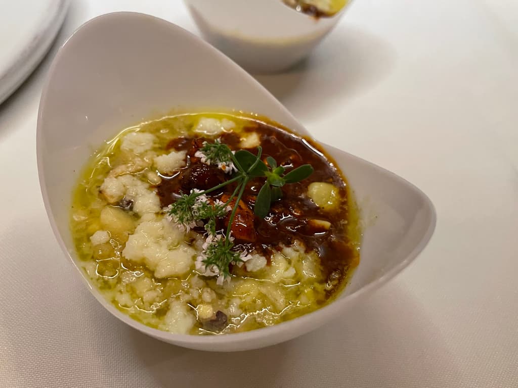 esquite de pulpo maya con aderezo de alcachofa, queso de hormiga y salsa macha del restaurante Mercedes a la Mar en Guanajuato