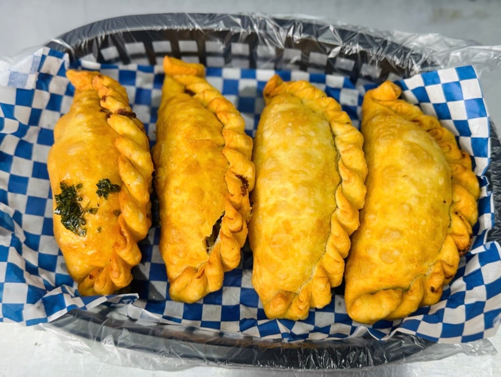 Presentación de las empanadas que venden en el puesto de La Garnacha Argentina. Foto: Liz Basaldúa.