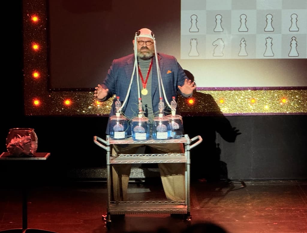 Interacción con el público en Mind Mangler: mentalismo y comedia en el Teatro Helénico. | Foto. Liz Basaldúa