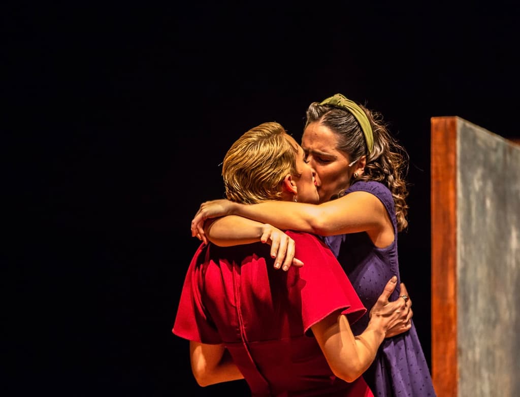 El primer beso lésbico del teatro revive en Indecente, última temporada en el Julio Castillo | Foto: Fernanda Olivares 
