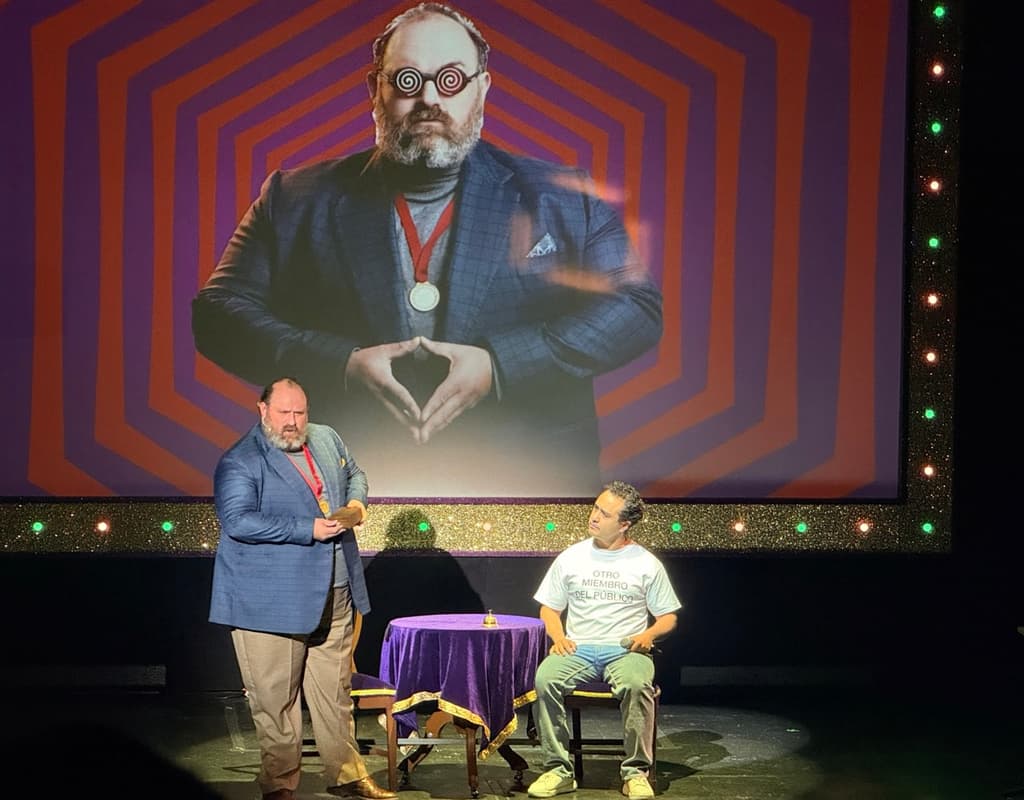 Interacción con el público en Mind Mangler: mentalismo y comedia en el Teatro Helénico. | Foto. Liz Basaldúa