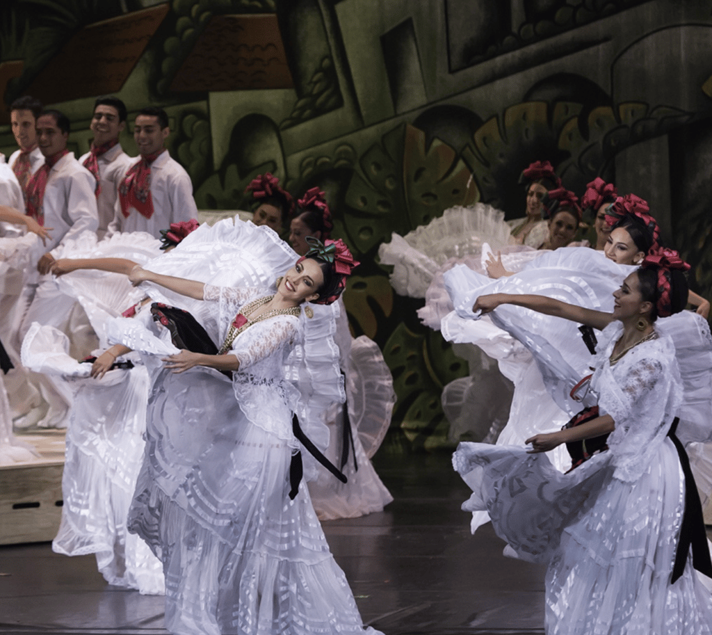 Ballet Folklórico de México de Amalia Hernández durante una presentación en el Palacio de Bellas Artes de la Ciudad de México.