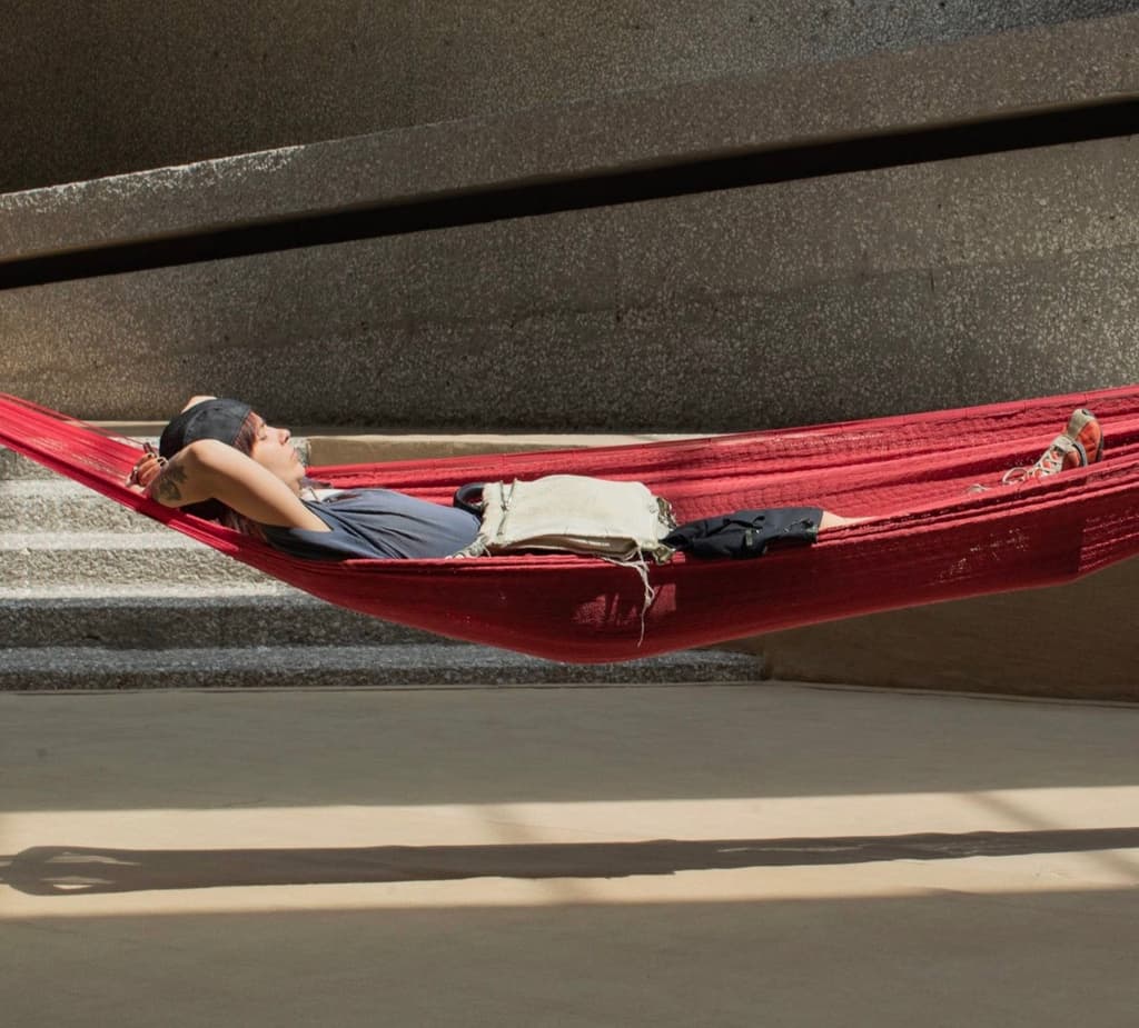 Las hamacas que conforman la obra están dispuestas para que los visitantes se recuesten o se sienten el tiempo que deseen | Foto: Museo Tamayo