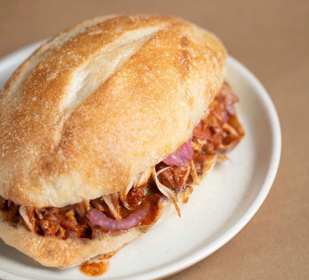 Torta de cochinita de Coox Hanal, lugares de comida yucateca en CDMX.
