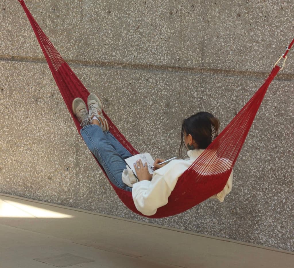 Personas recostadas en hamacas dentro de la instalación artística Mɨ Thari, una experiencia inmersiva que invita a conectar con el cuerpo y la naturaleza. | Foto: Museo Tamayo