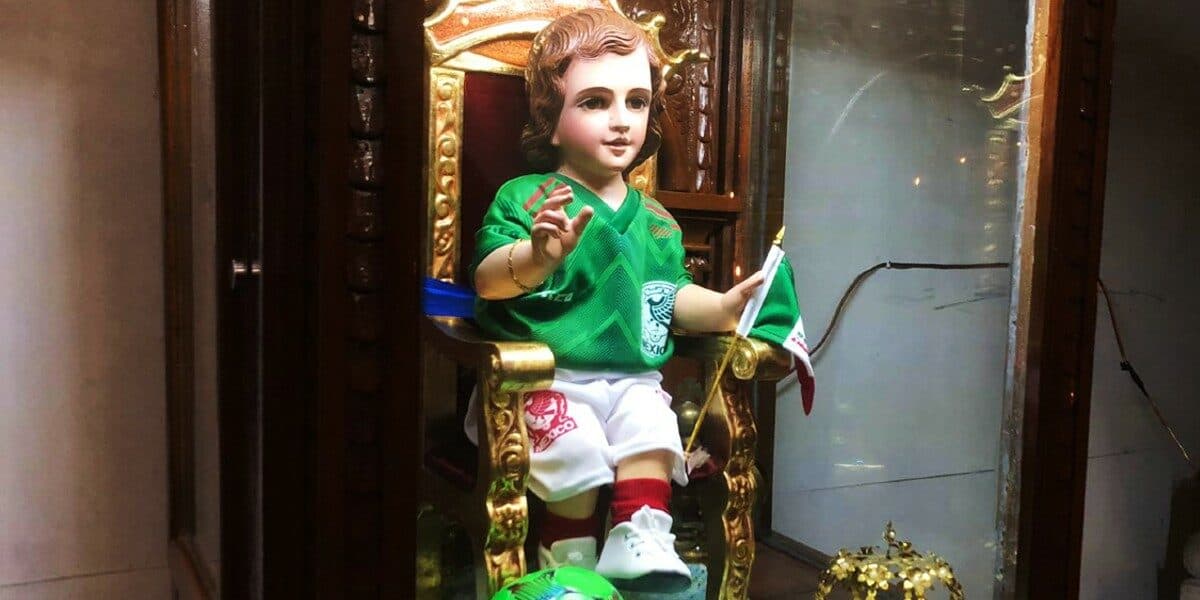 Niño de los Milagros con playera de la selección mexicana
