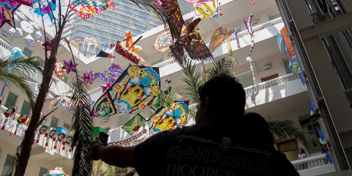 Exposición de papalotes monumentales en el Museo de Arte Popular.