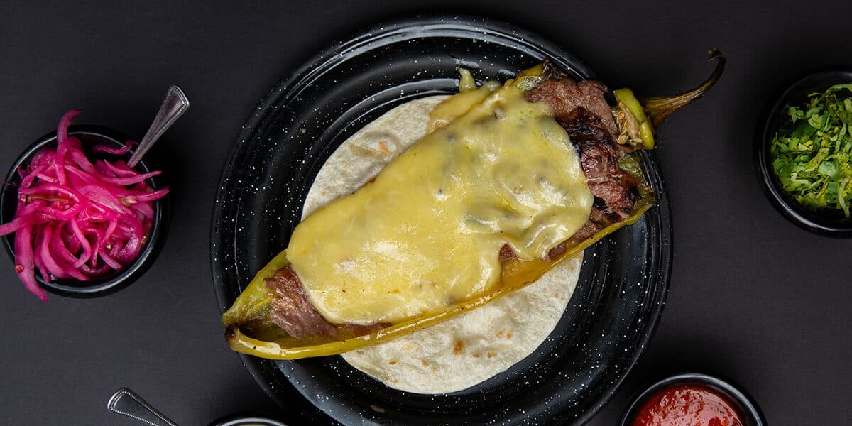 El Taco Güero de Los Pastorcitos de Sirloin, un tacuche con chile güero a las brasas, relleno de top sirloin y queso gouda. Fotos: Pepe Castillo